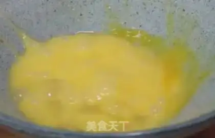 Make Scrambled eggs step 1