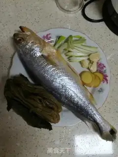 Make Snow pickles and yellow fish step 0