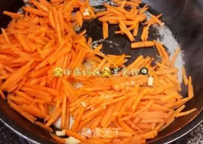 Make Carrot shrimp noodles step 1