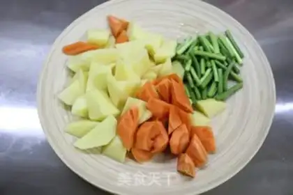 Make Red chicken wings, potatoes step 2