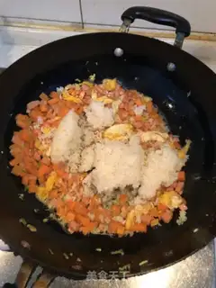 Make Carrot-ding egg fried rice step 2