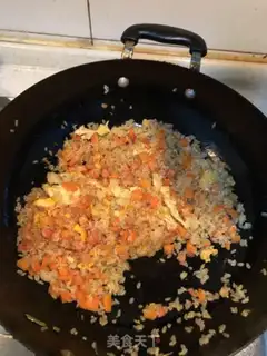 Make Carrot-ding egg fried rice step 3