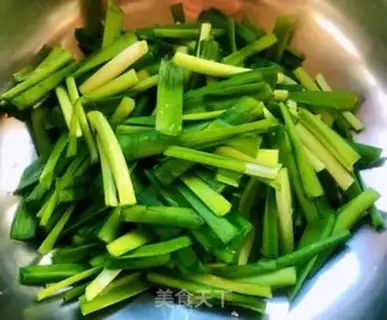 Make White mushroom fried eggs step 1