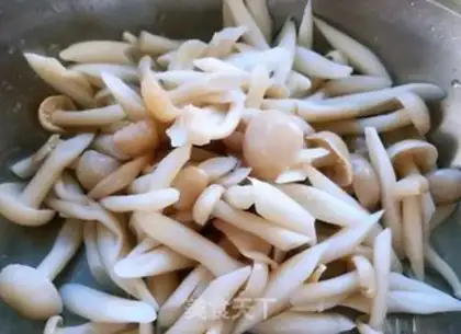Make White mushroom fried eggs step 2