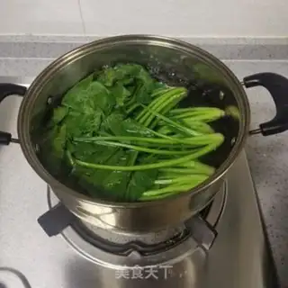 Make Garlic spinach eggs step 1