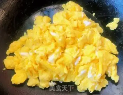 Make White mushroom fried eggs step 4