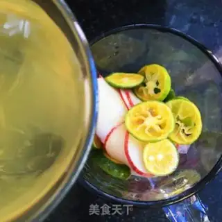 Make Peach and lemon honey water step 7