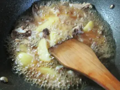 Make Curry potato duck collarbone step 8