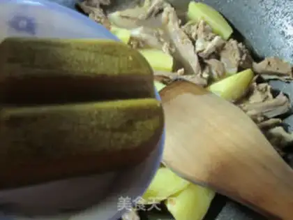 Make Curry potato duck collarbone step 9