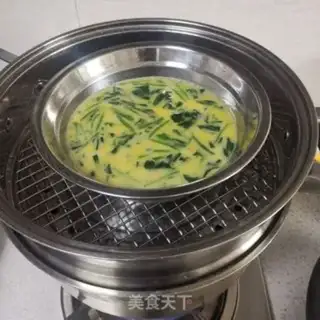 Make Garlic spinach eggs step 4