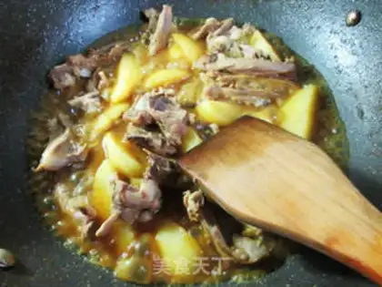 Make Curry potato duck collarbone step 10