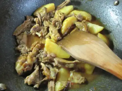 Make Curry potato duck collarbone step 11