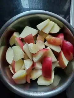 Make cucumber apple juice step 1
