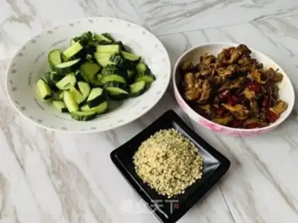 Make Pyramid spicy cucumber chicken step 0