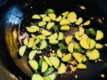 Make Pyramid spicy cucumber chicken step 1