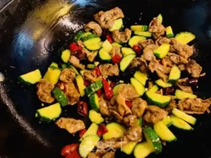 Make Pyramid spicy cucumber chicken step 2