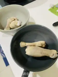 Make Chicken-legged fin soup step 1