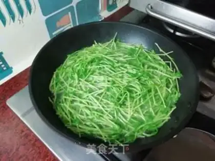 Make Eggs and peas step 4