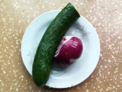 Make Onion cucumber fried eggs step 0