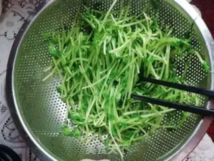 Make Eggs and peas step 5
