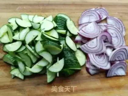 Make Onion cucumber fried eggs step 1