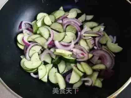 Make Onion cucumber fried eggs step 4