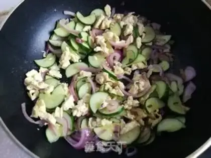 Make Onion cucumber fried eggs step 5