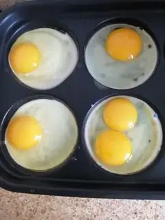 Make Open sandwich with ketchup step 0