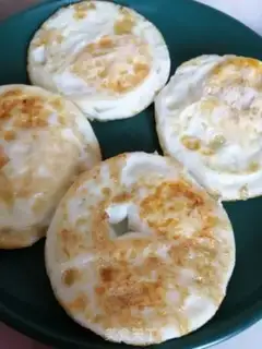 Make Open sandwich with ketchup step 2