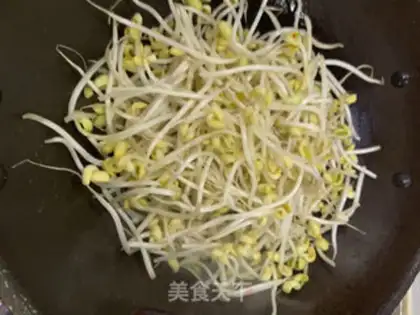 Make Soybeans sprouts and ham dry beans step 5