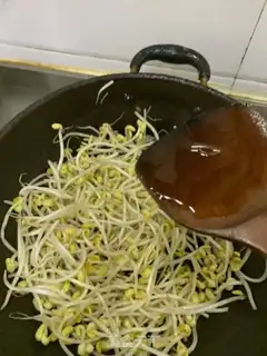 Make Soybeans sprouts and ham dry beans step 6
