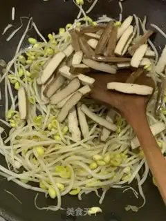 Make Soybeans sprouts and ham dry beans step 7
