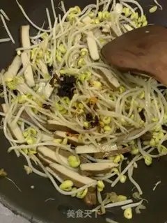 Make Soybeans sprouts and ham dry beans step 8