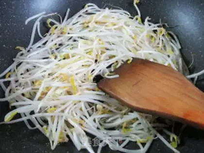 Make Frozen green bean sprouts step 1