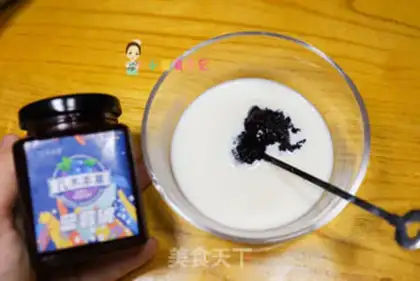 Make A yogurt popsicle step 2