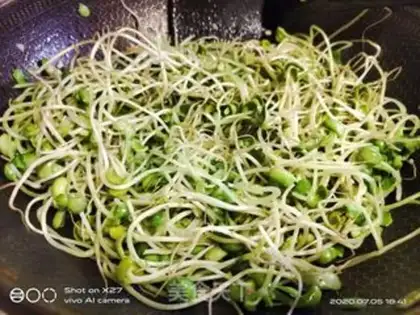 Make Garlic black bean sprouts step 3