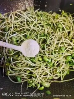 Make Garlic black bean sprouts step 4