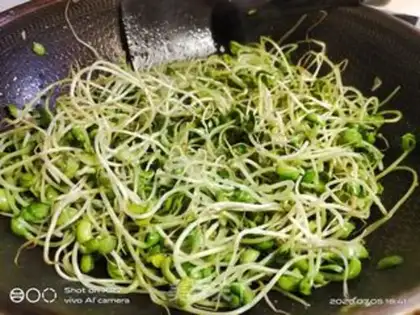 Make Garlic black bean sprouts step 5
