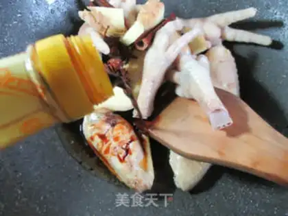 Make The chicken claws of the sauce step 4