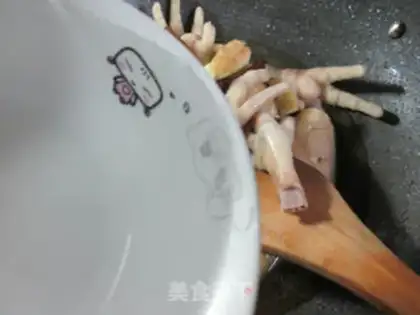 Make The chicken claws of the sauce step 8