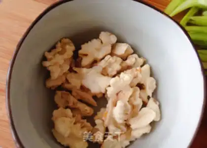 Make Celery fried walnuts step 2