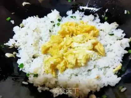 Make Eggs, onions, fried rice step 4