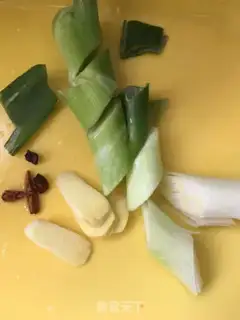 Make Soybeans with chicken wings step 1