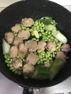 Make Soybeans with chicken wings step 4