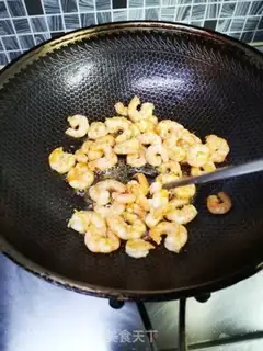 Make Shrimp fried eggs step 1