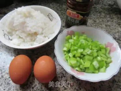 Make Frozen sauce, egg and pepper fried rice step 0