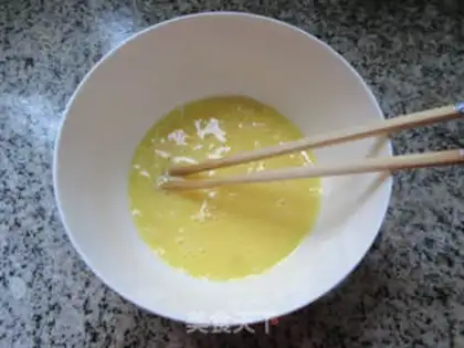Make Frozen sauce, egg and pepper fried rice step 1