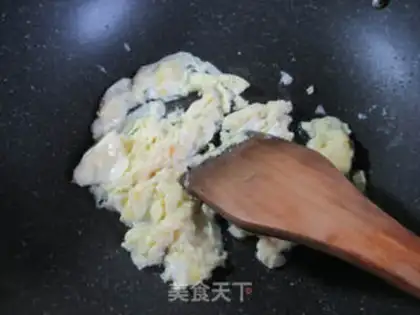 Make Frozen sauce, egg and pepper fried rice step 2