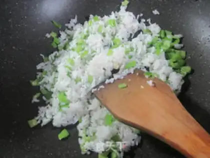 Make Frozen sauce, egg and pepper fried rice step 3