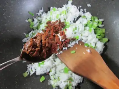 Make Frozen sauce, egg and pepper fried rice step 4